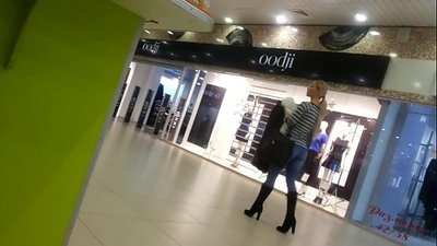 සුපිරි වෙළඳසැලේ සිසිල් කුකුළු පැටියා.